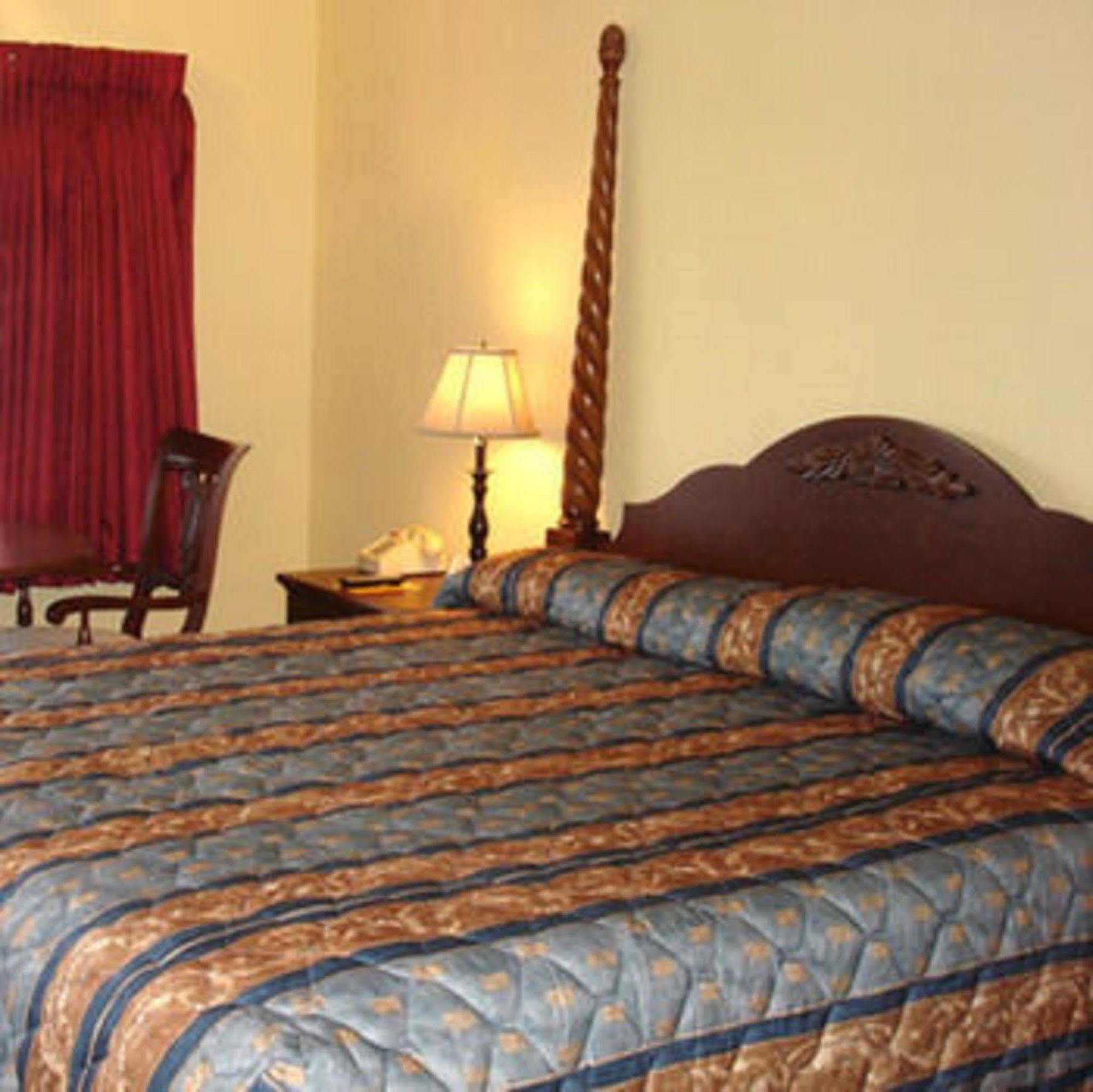 The Whispering Pines Motel- Whitestone White Stone Room photo