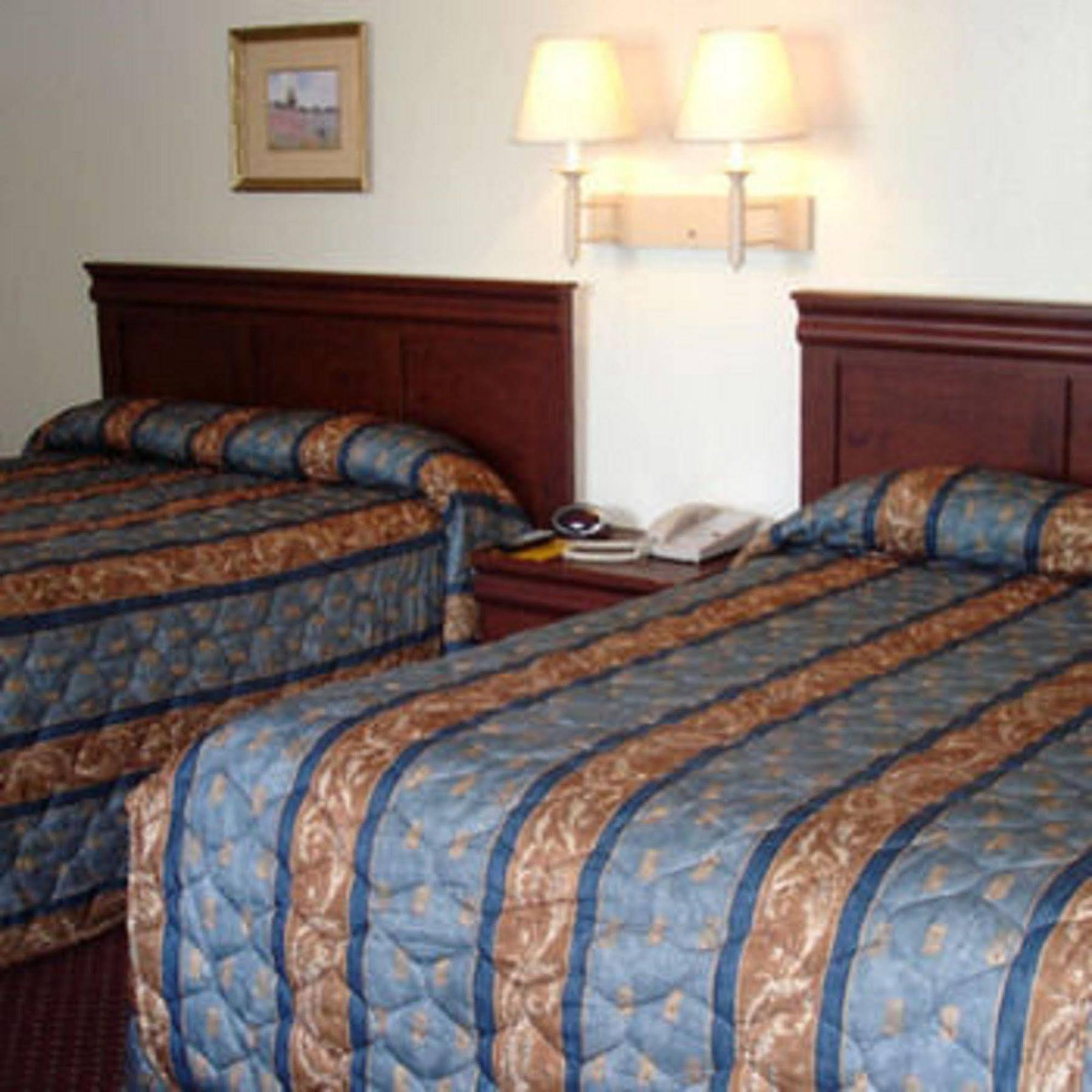 The Whispering Pines Motel- Whitestone White Stone Room photo